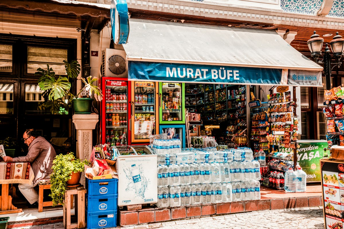İstanbul’da içecek ve günlük ihtiyaç ürünleri satan bir mahalle büfesi.